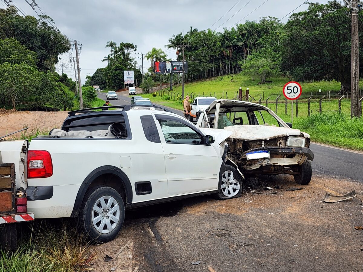 Colisão frontal envolve três veículos na rodovia José Spillere, em Nova Veneza