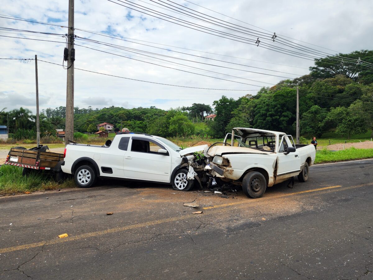 Colisão frontal envolve três veículos na rodovia José Spillere, em Nova Veneza