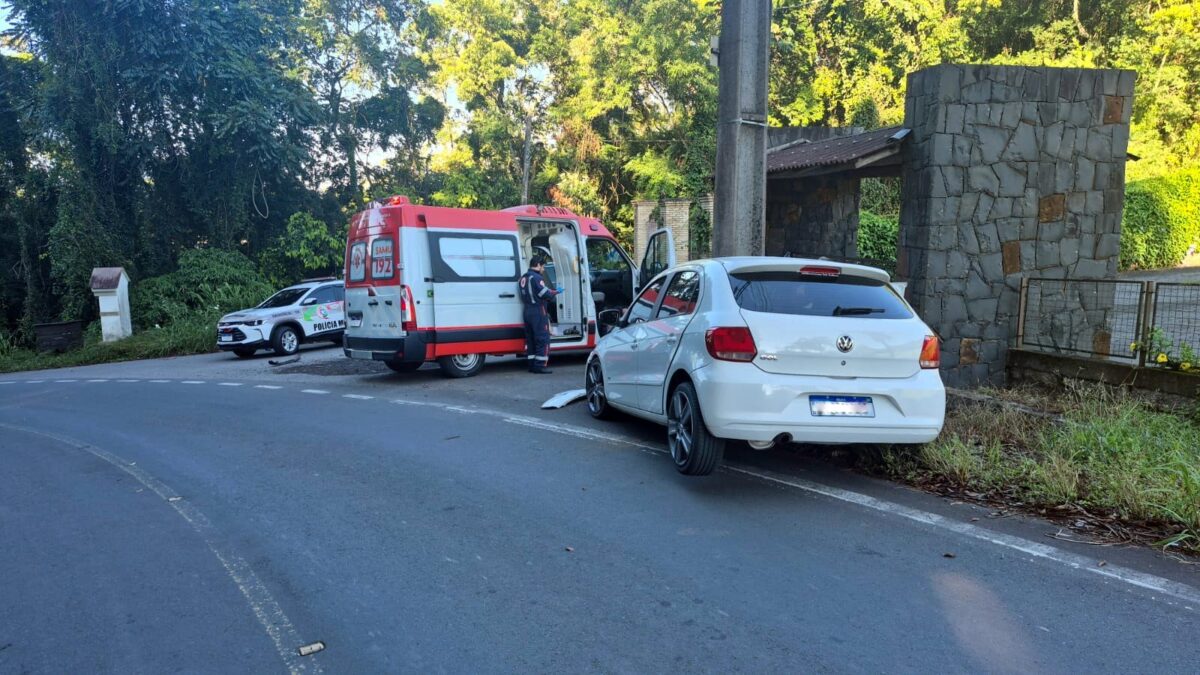 Veículo colide com poste na rodovia Ângelo Moro em Nova Veneza 2 Veículo colide com poste na rodovia Ângelo Moro em Nova Veneza