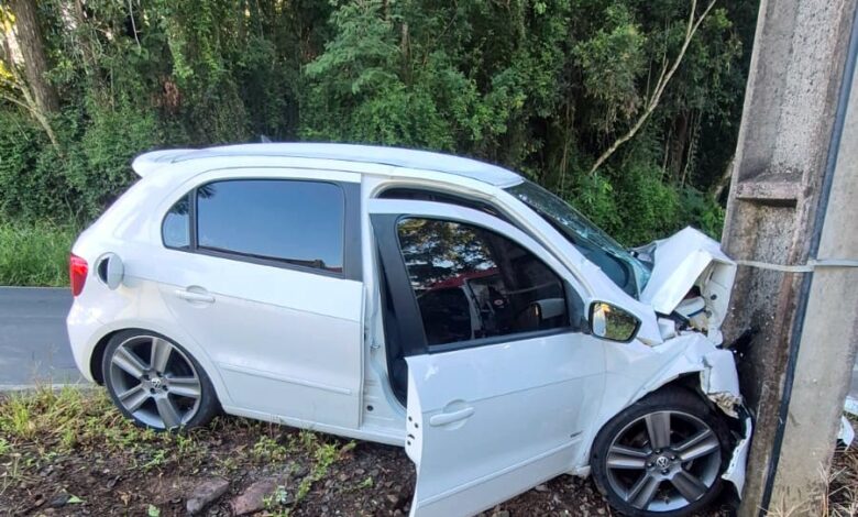 Veículo colide com poste na rodovia Ângelo Moro em Nova Veneza