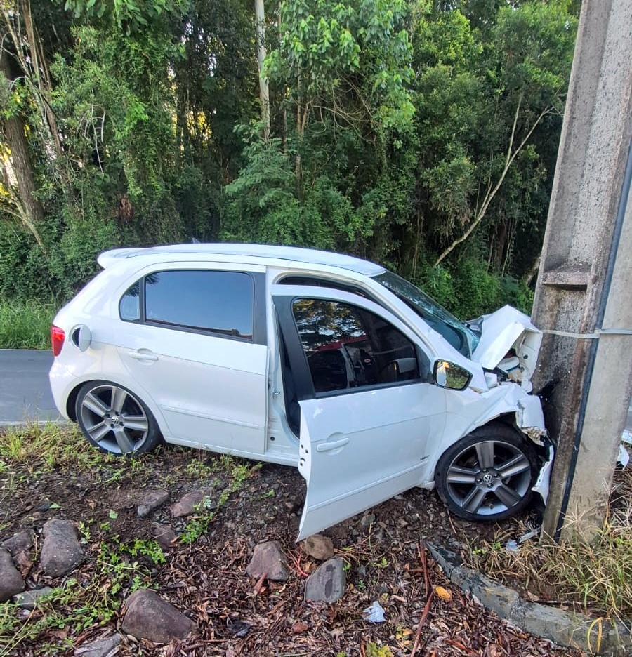 Veículo colide com poste na rodovia Ângelo Moro em Nova Veneza 1 Veículo colide com poste na rodovia Ângelo Moro em Nova Veneza