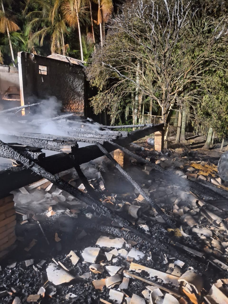 Incêndio destrói garagem e paiol no interior de Nova Veneza