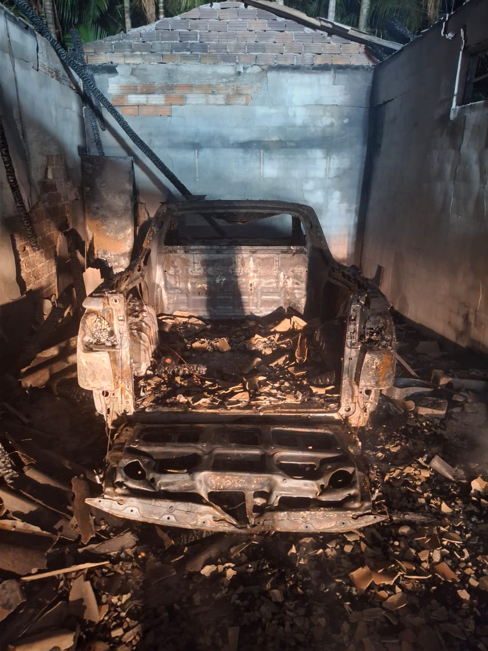 Incêndio destrói garagem e paiol no interior de Nova Veneza