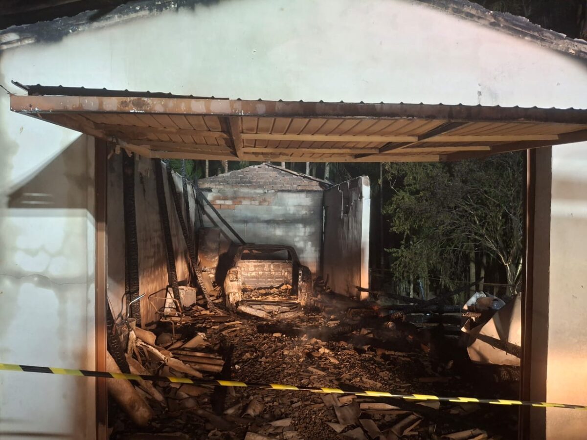 Incêndio destrói garagem e paiol no interior de Nova Veneza