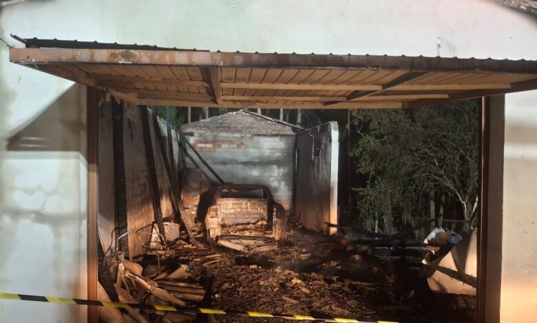Incêndio destrói garagem e paiol no interior de Nova Veneza