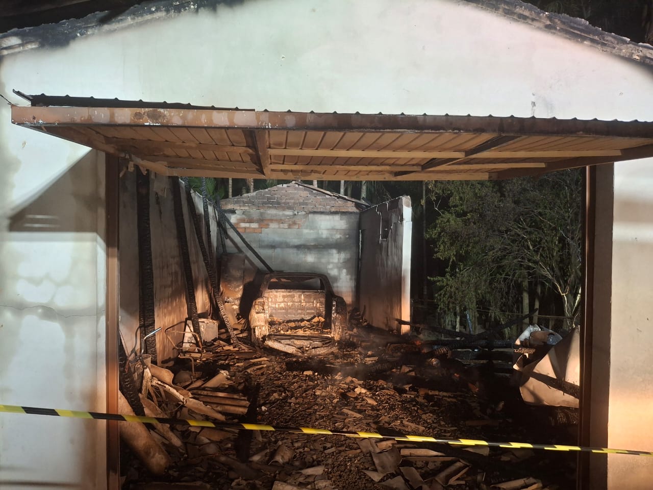 Incêndio destrói garagem e paiol no interior de Nova Veneza