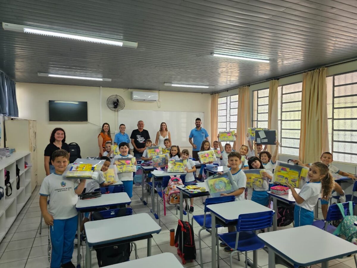 Rede municipal de Nova Veneza inicia ano letivo com entrega de kits escolares e novos livros