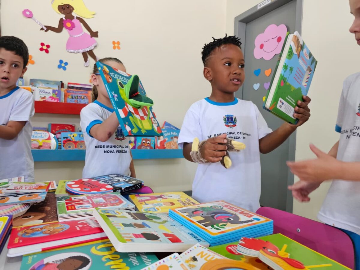 Rede municipal de Nova Veneza inicia ano letivo com entrega de kits escolares e novos livros