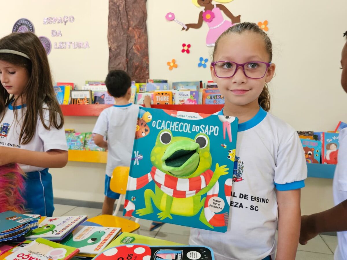 Rede municipal de Nova Veneza inicia ano letivo com entrega de kits escolares e novos livros