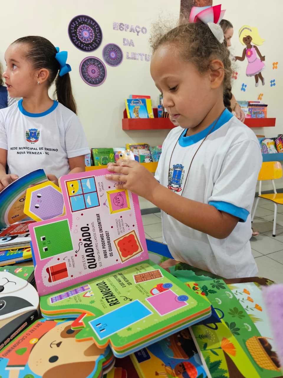 Rede municipal de Nova Veneza inicia ano letivo com entrega de kits escolares e novos livros