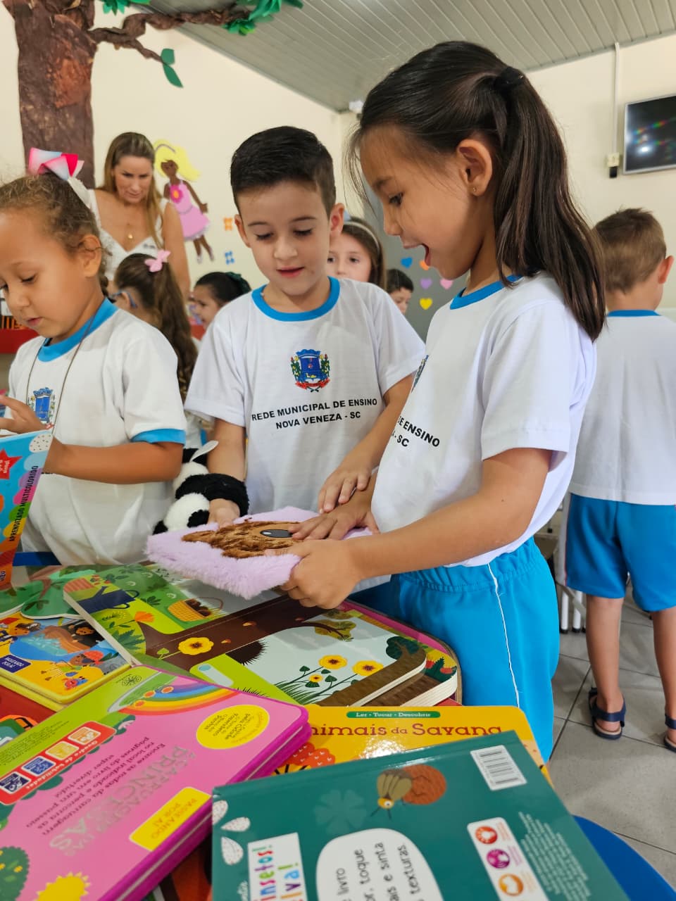 Rede municipal de Nova Veneza inicia ano letivo com entrega de kits escolares e novos livros