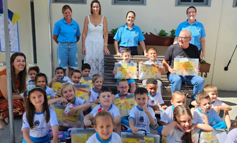 Rede municipal de Nova Veneza inicia ano letivo com entrega de kits escolares e novos livros