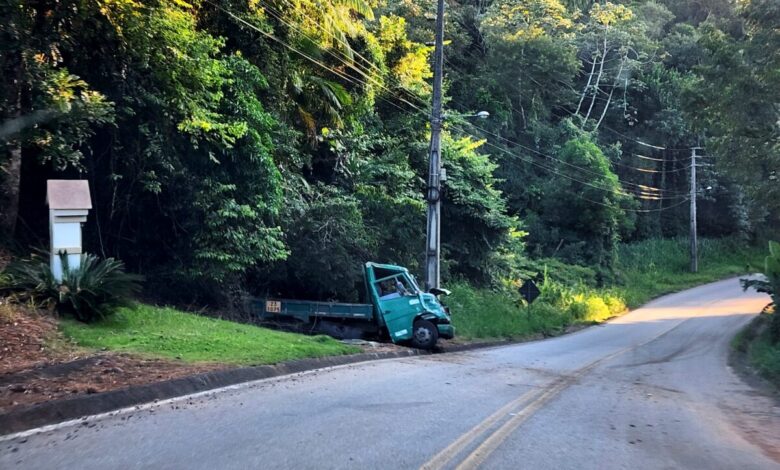 Caminhão carregado com botijões de gás capota na rodovia Ângelo Moro