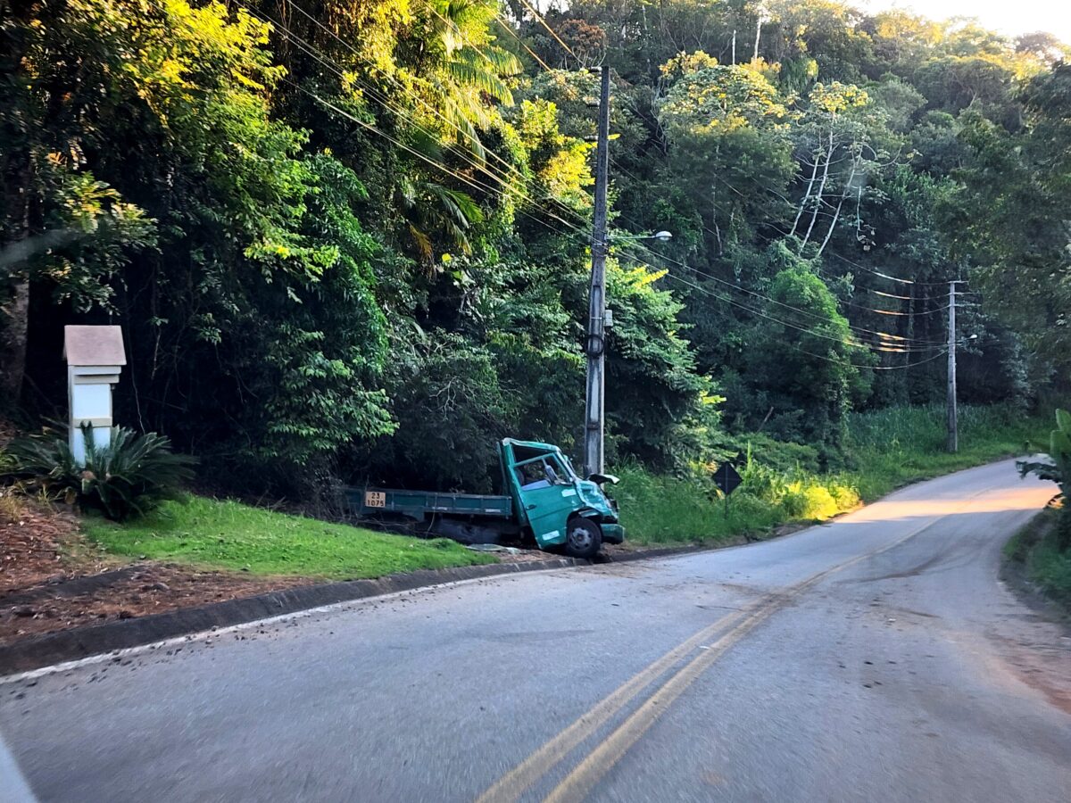 Caminhão carregado com botijões de gás capota na rodovia Ângelo Moro