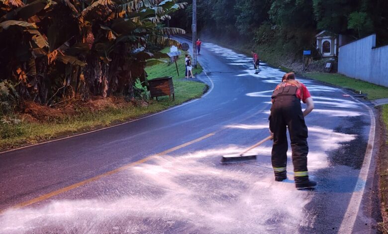 Derramamento de líquido semelhante a diesel deixa pista escorregadia na rodovia Ângelo Moro