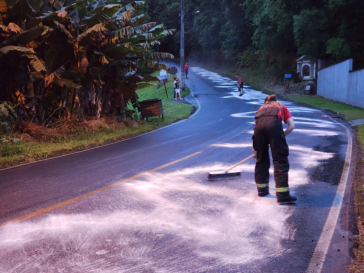 Derramamento de líquido semelhante a diesel deixa pista escorregadia na rodovia Ângelo Moro