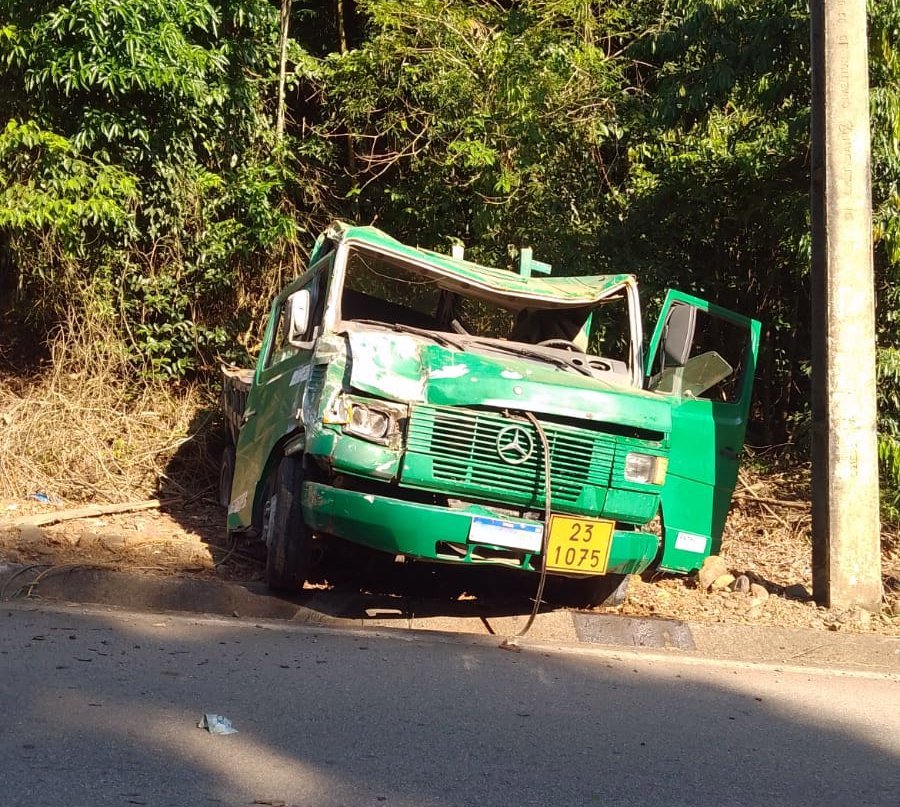 Caminhão carregado com botijões de gás capota na rodovia Ângelo Moro