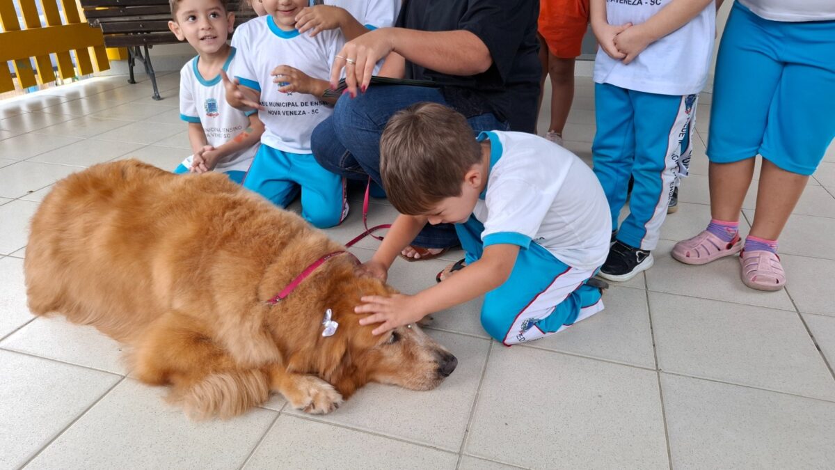 Mascote visita escolas de Nova Veneza e reforça cuidados com os animais
