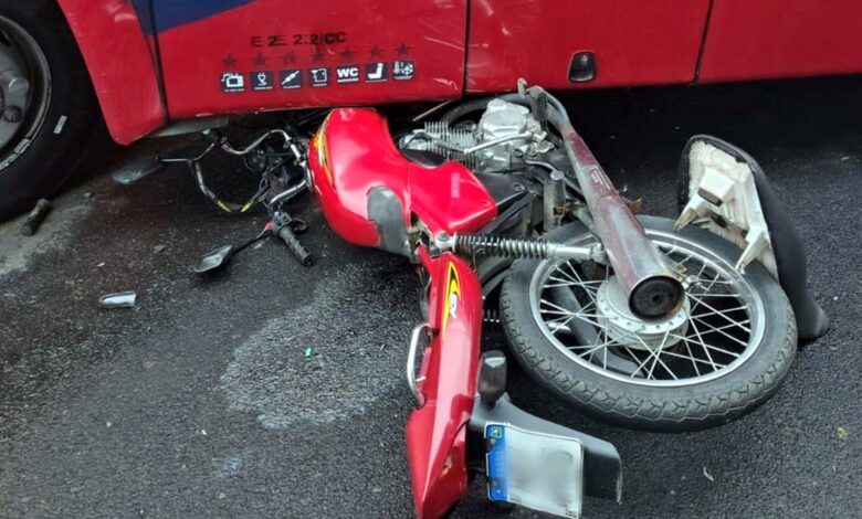 Motociclista fica inconsciente após colisão com ônibus no Caravaggio