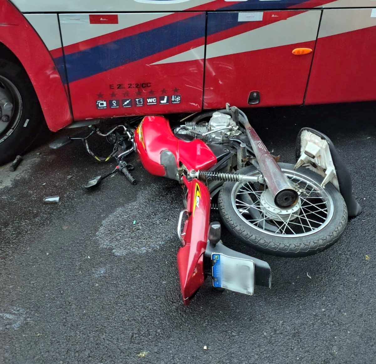 Motociclista fica inconsciente após colisão com ônibus no Caravaggio
