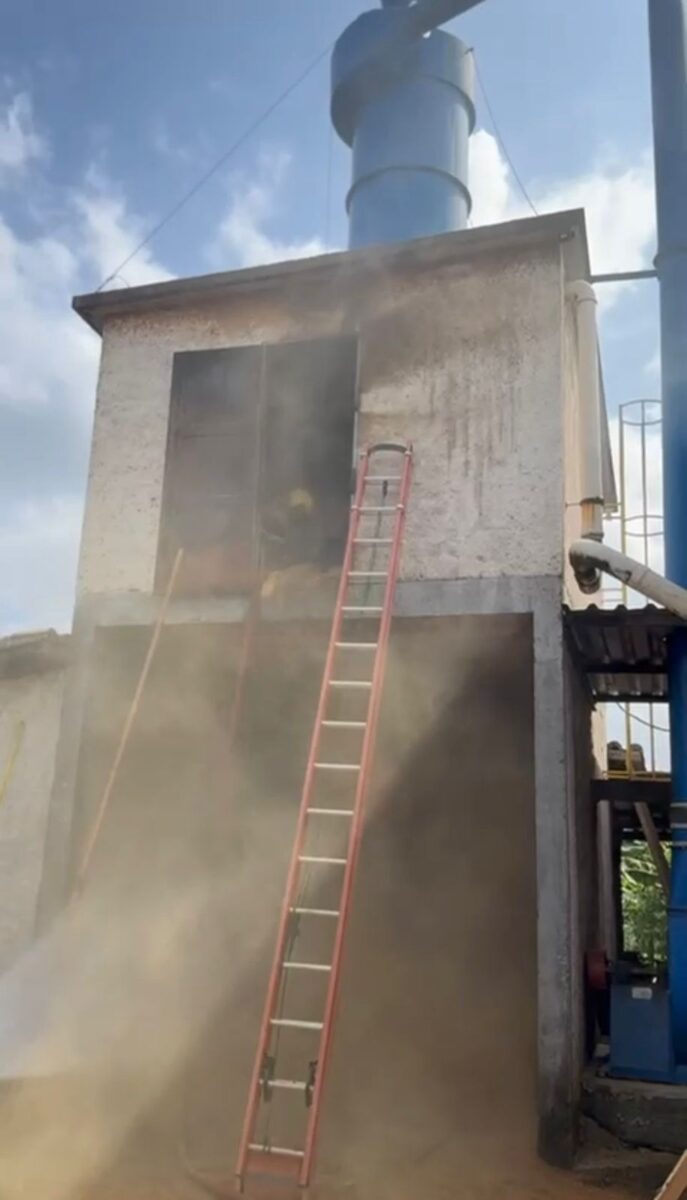 Incêndio atinge estrutura de fábrica de móveis no Caravaggio 2 Incêndio atinge estrutura de fábrica de móveis no Caravaggio