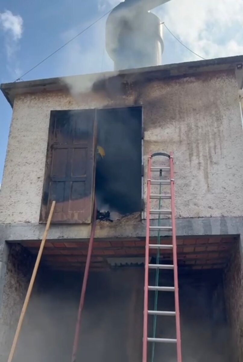 Incêndio atinge estrutura de fábrica de móveis no Caravaggio 1 Incêndio atinge estrutura de fábrica de móveis no Caravaggio