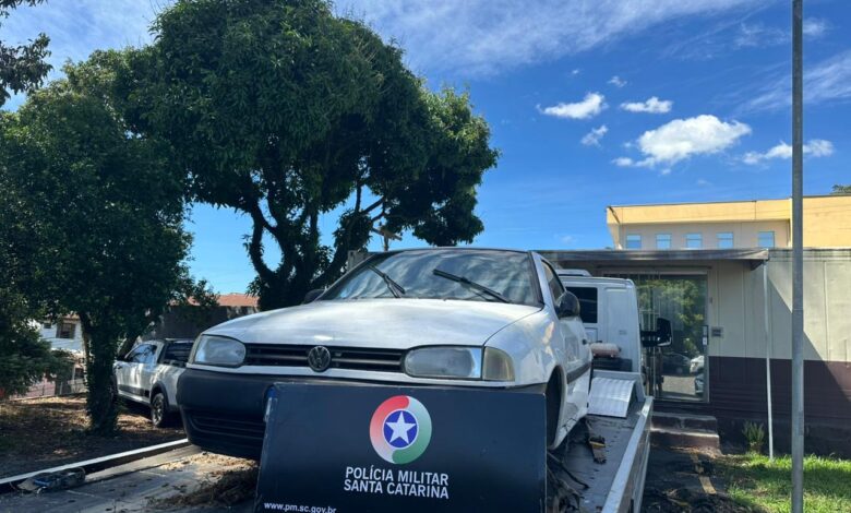 Carro furtado em Criciúma é encontrado parcialmente desmontado em Siderópolis após abordagem em Nova Veneza 1 Carro furtado em Criciúma é encontrado parcialmente desmontado em Siderópolis após abordagem em Nova Veneza