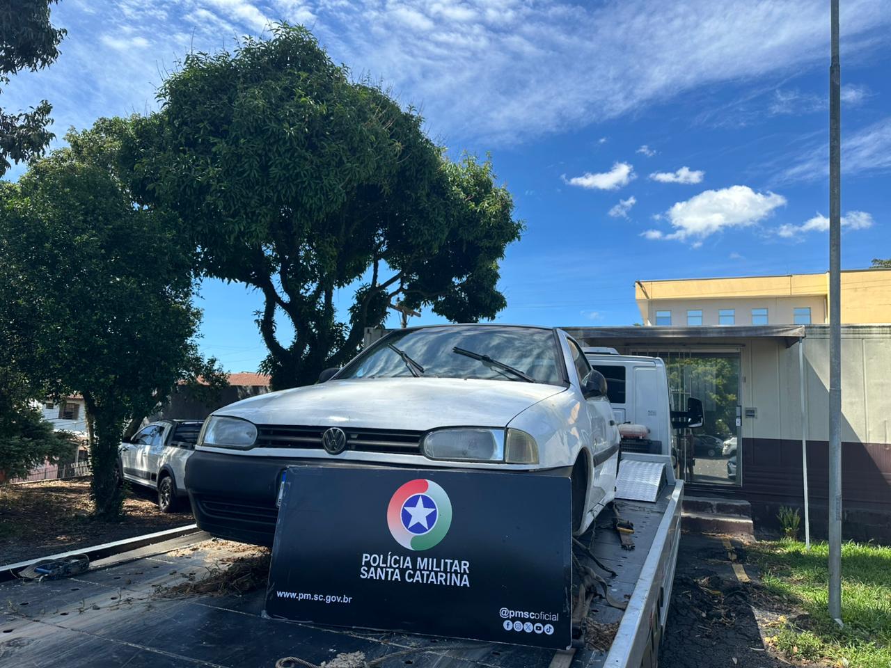 Carro furtado em Criciúma é encontrado parcialmente desmontado em Siderópolis após abordagem em Nova Veneza