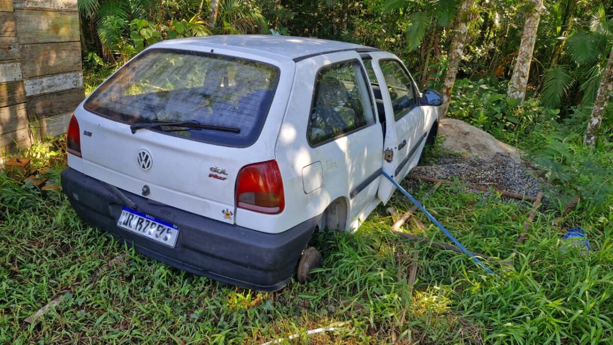 Carro furtado em Criciúma é encontrado parcialmente desmontado em Siderópolis após abordagem em Nova Veneza