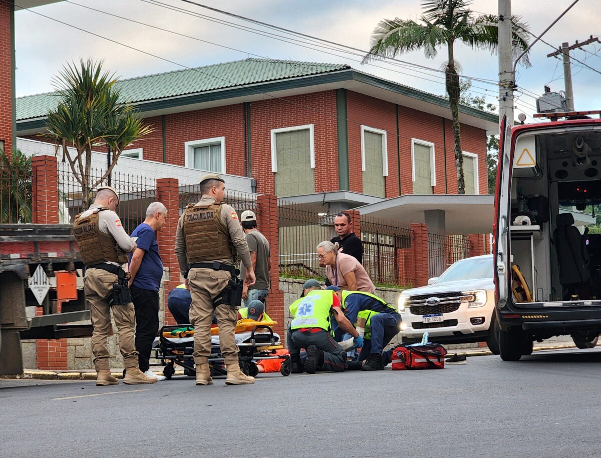Colisão entre carro e moto deixa mulher ferida no centro de Nova Veneza