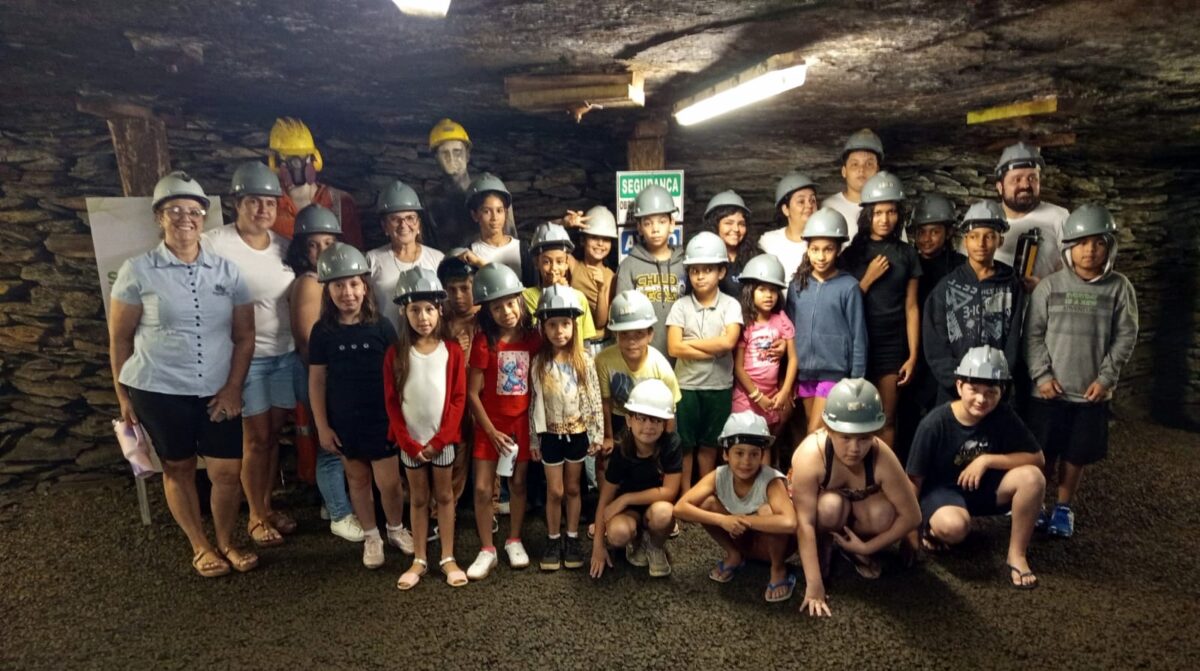 Crianças do Cras de Nova Veneza fazem passeio educativo na Mina de Visitação Octávio Fontana
