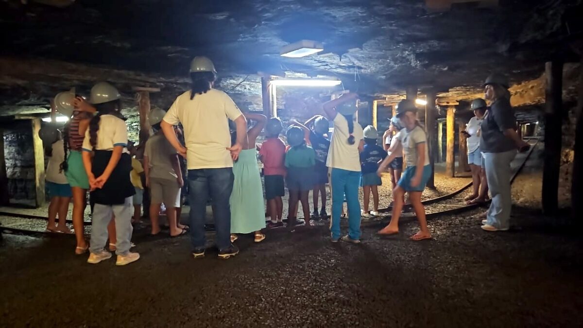 Crianças do Cras de Nova Veneza fazem passeio educativo na Mina de Visitação Octávio Fontana