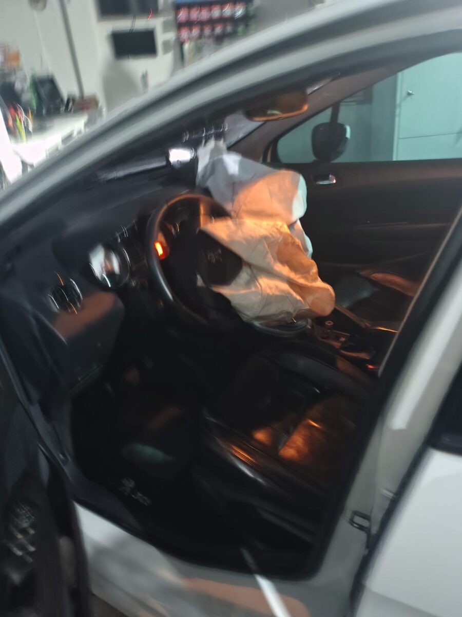 Carro invade loja após acidente no Centro de Nova Veneza