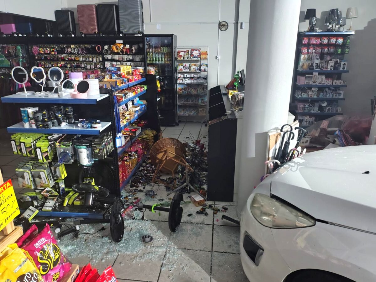 Carro invade loja após acidente no Centro de Nova Veneza