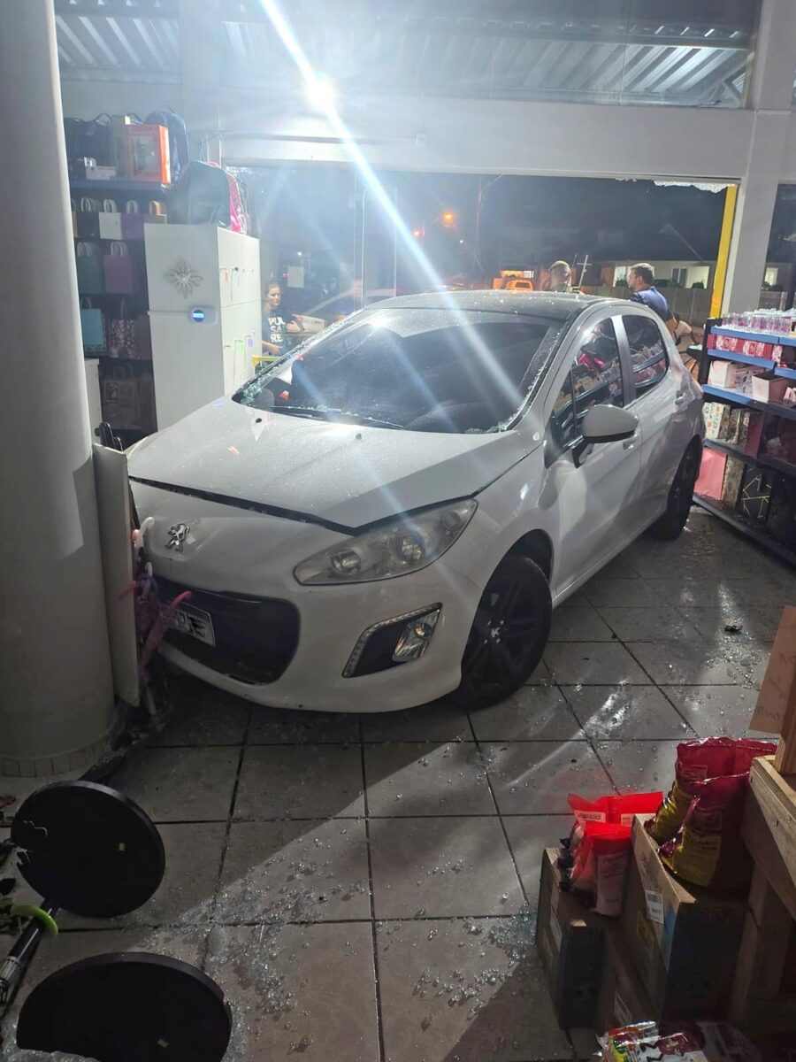 Carro invade loja após acidente no Centro de Nova Veneza