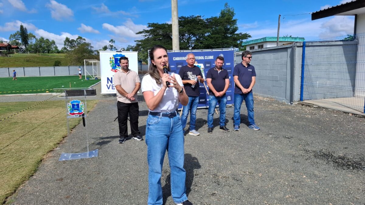 Prefeita Ângela Ghislandi inaugura campo sintético no Estádio da Montanha