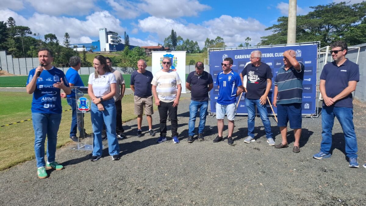 Prefeita Ângela Ghislandi inaugura campo sintético no Estádio da Montanha