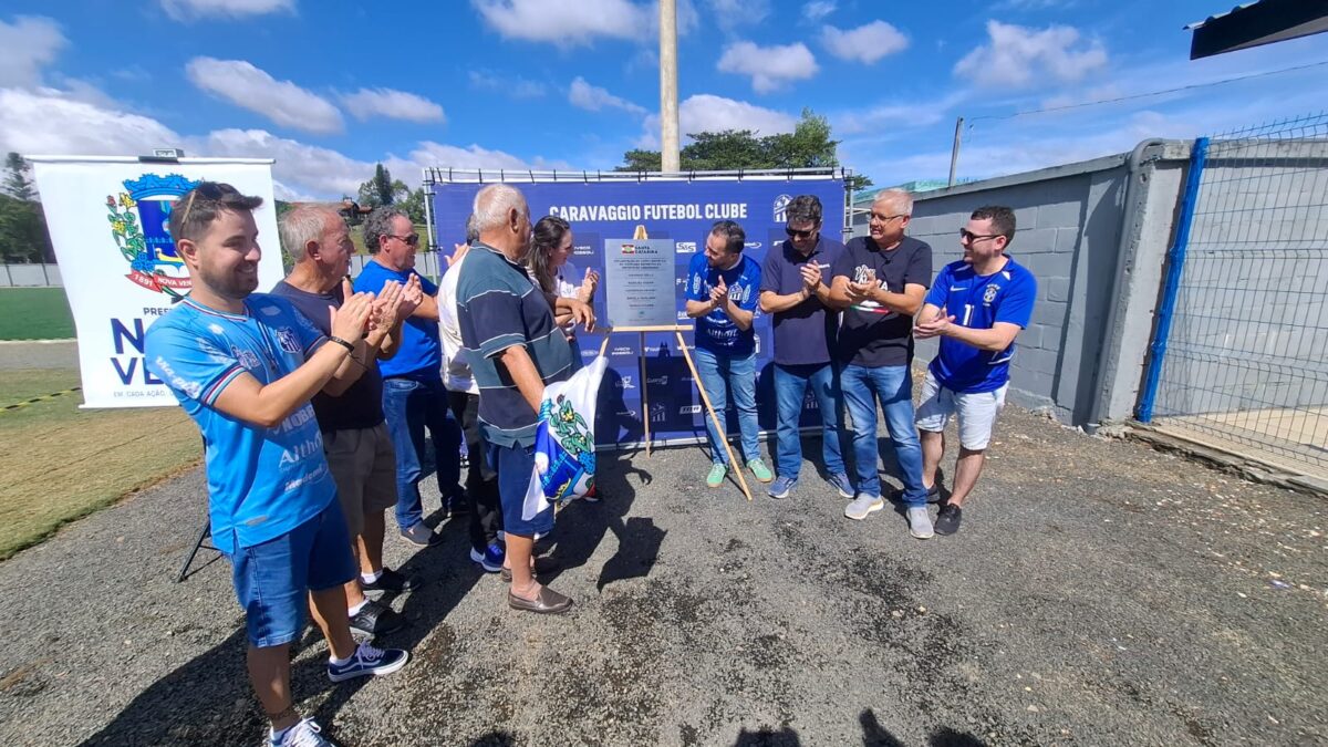 Prefeita Ângela Ghislandi inaugura campo sintético no Estádio da Montanha