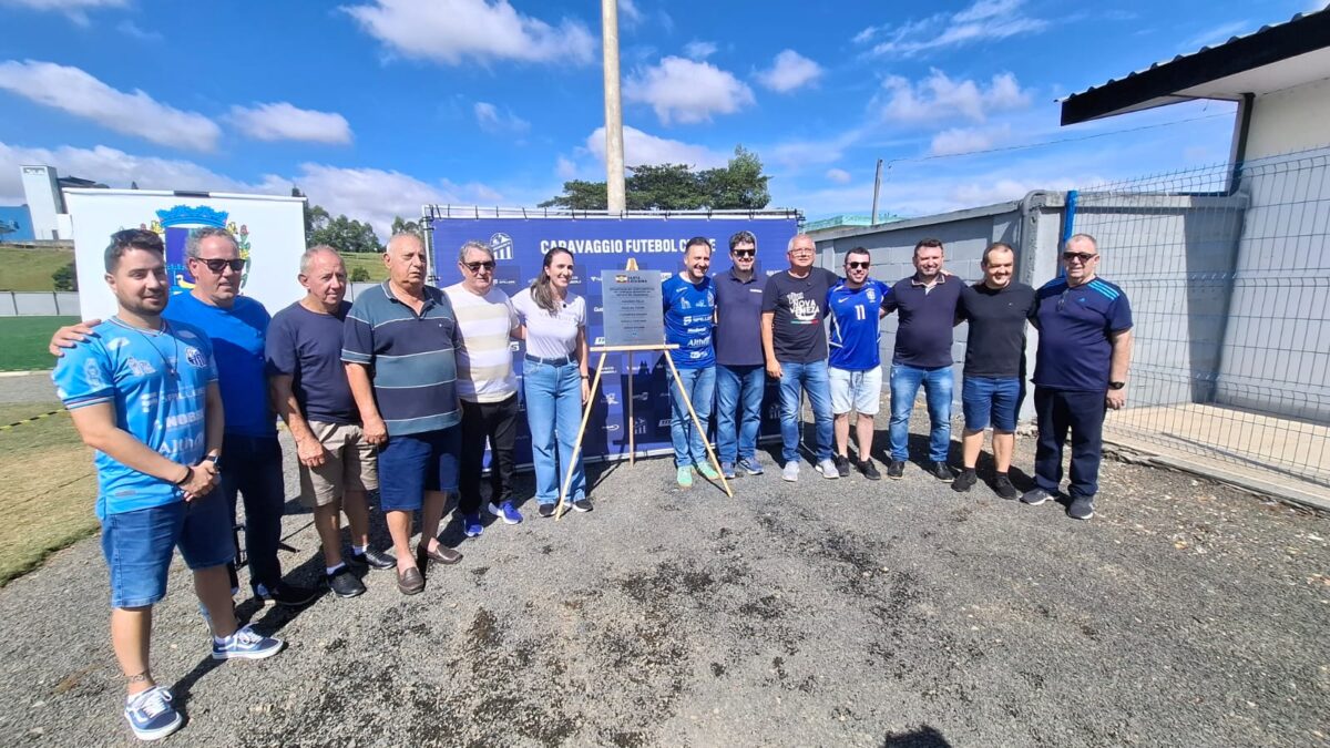Prefeita Ângela Ghislandi inaugura campo sintético no Estádio da Montanha