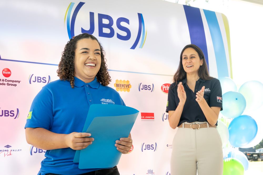Colaboradora da JBS em Nova Veneza (SC) é selecionada para programa na Austrália