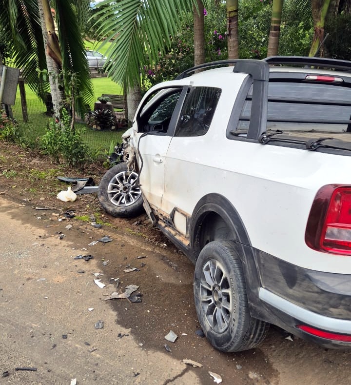Acidente entre caminhão e Saveiro é registrado no interior de Nova Veneza