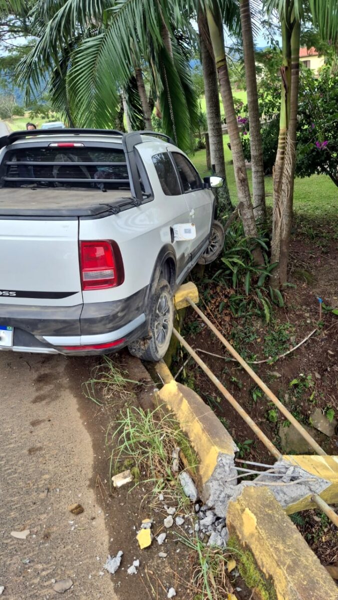 Acidente entre caminhão e Saveiro é registrado no interior de Nova Veneza