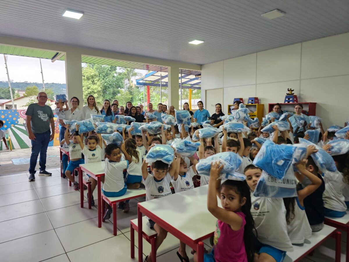 Nova Veneza inicia entrega de uniformes para mais de 1,8 mil alunos