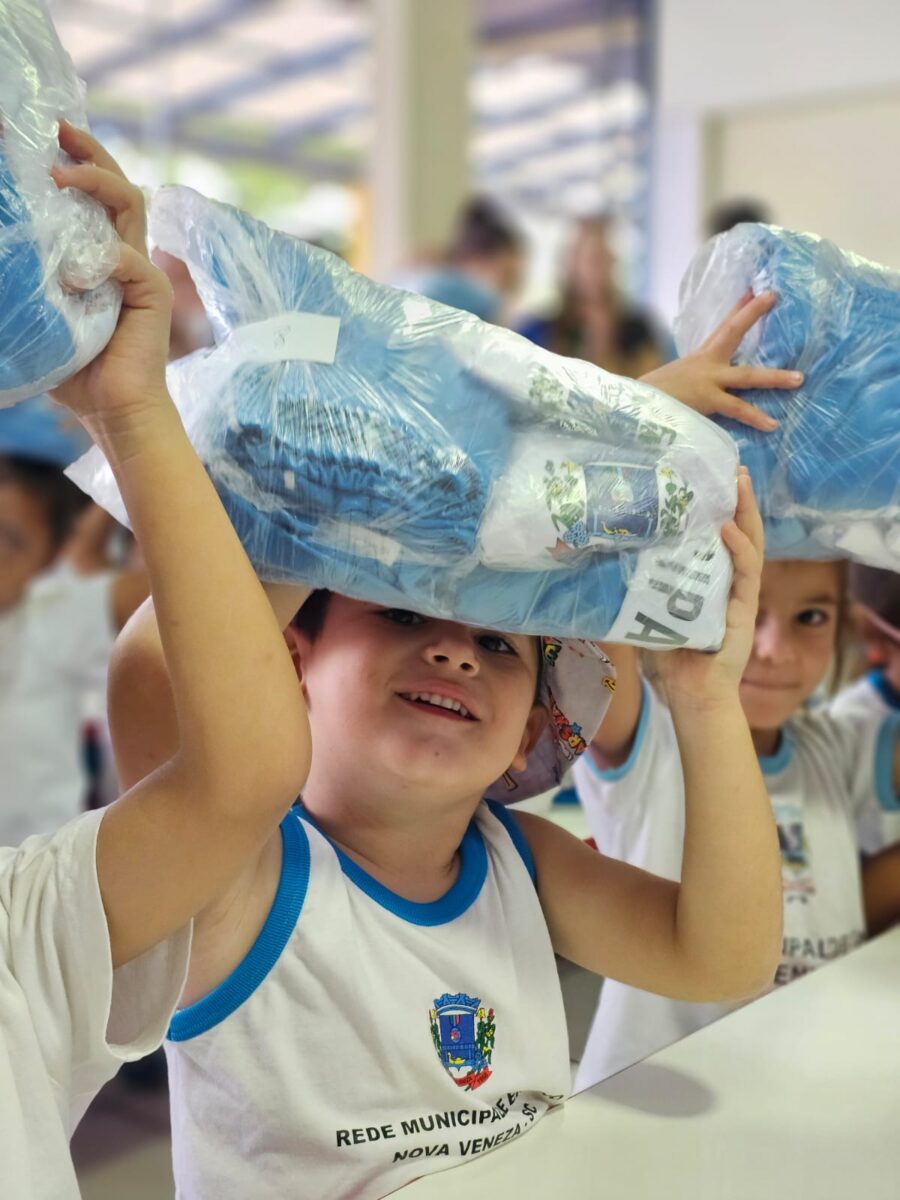 Nova Veneza inicia entrega de uniformes para mais de 1,8 mil alunos