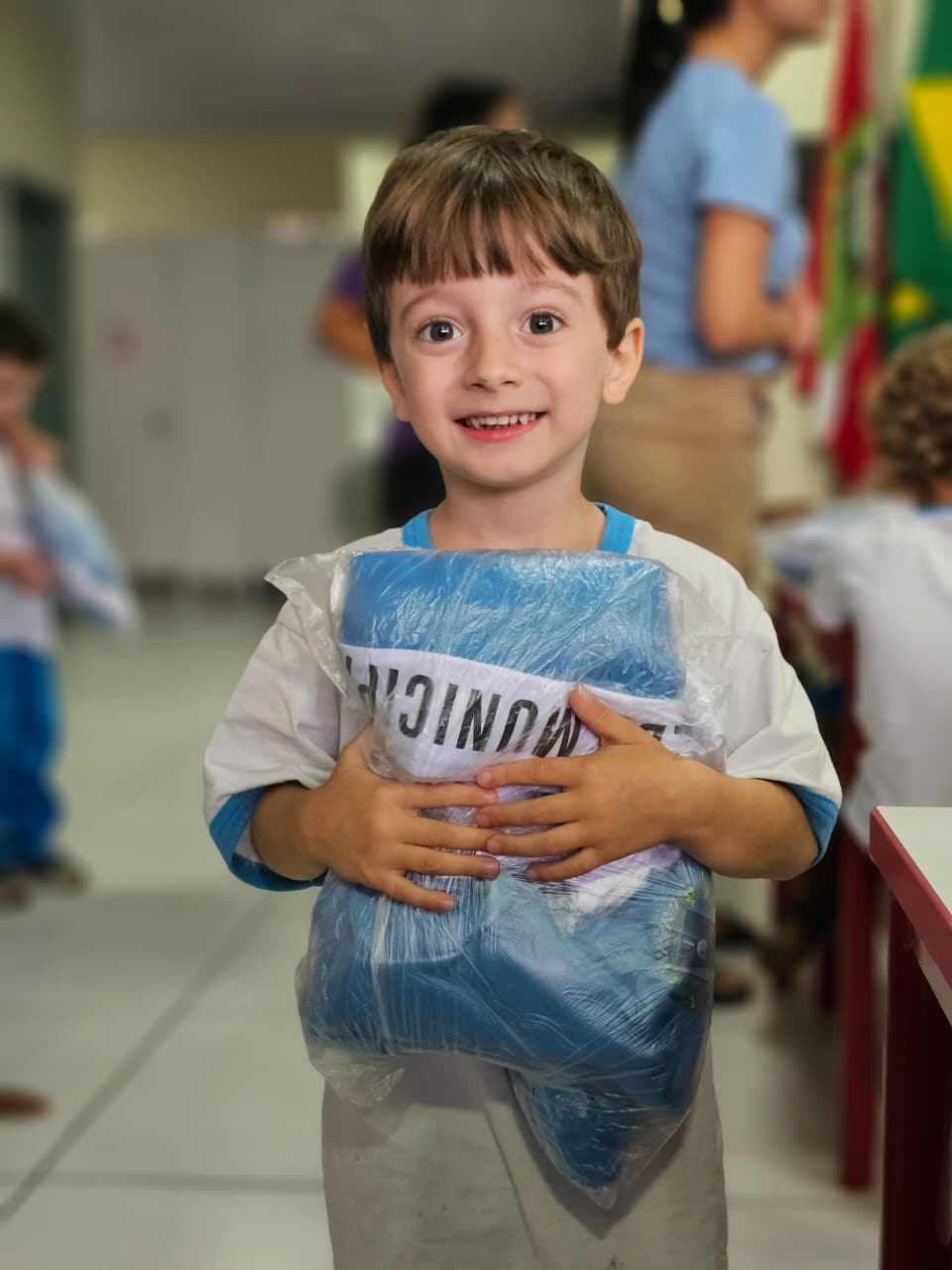 Nova Veneza inicia entrega de uniformes para mais de 1,8 mil alunos