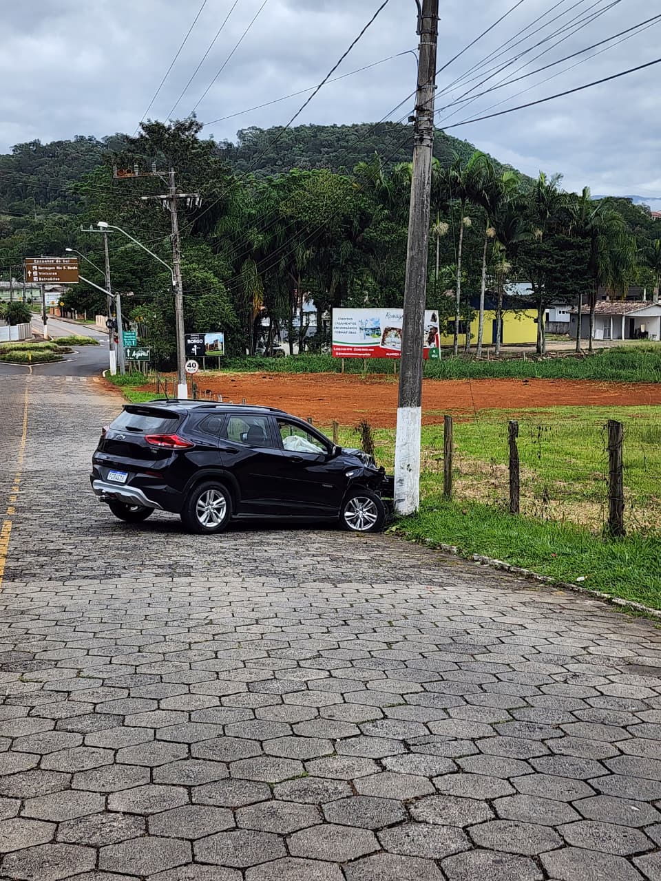 Motorista perde controle da direção e colide em poste no bairro Elisa, em Nova Veneza