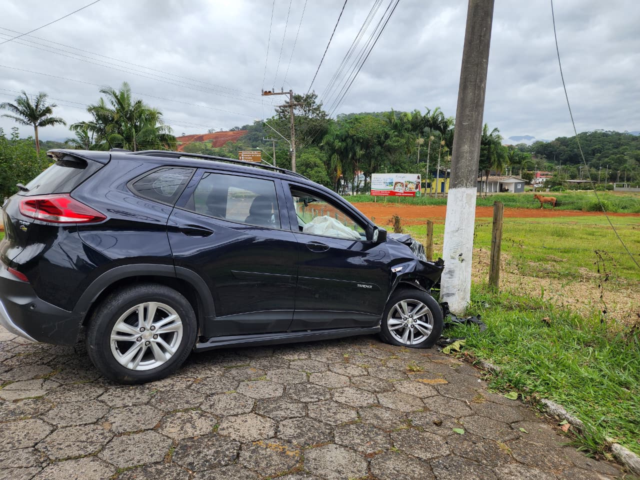 Motorista perde controle da direção e colide em poste no bairro Elisa, em Nova Veneza