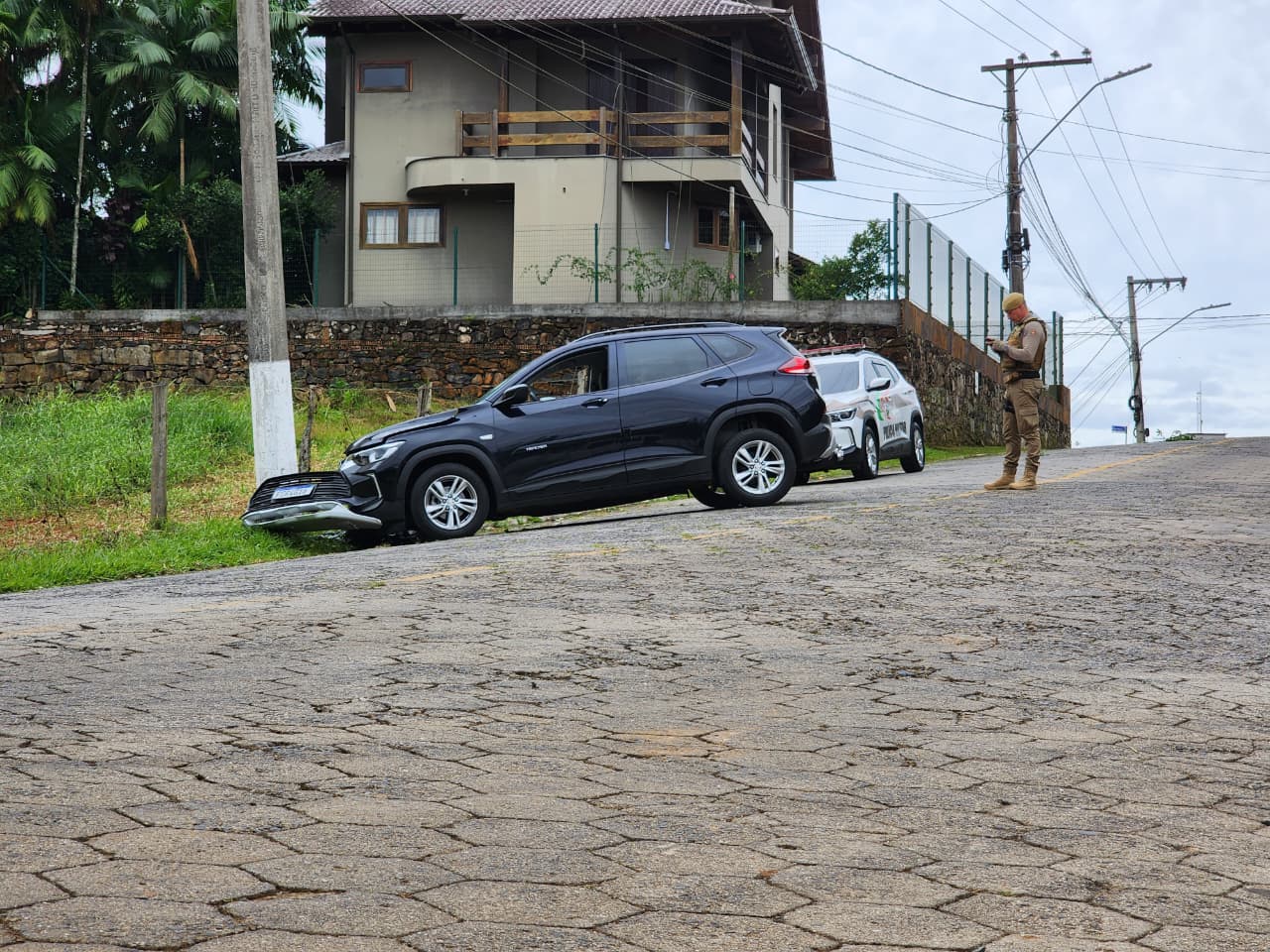 Motorista perde controle da direção e colide em poste no bairro Elisa, em Nova Veneza