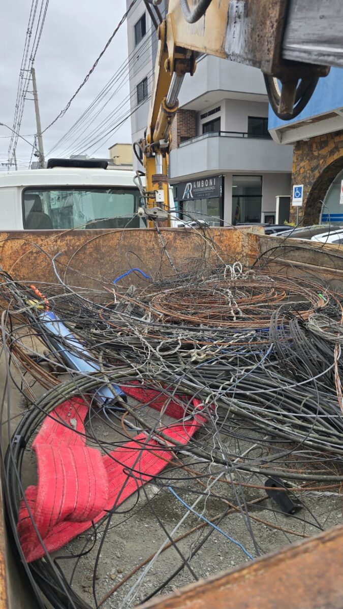 Operação Limpa Fios remove uma tonelada de cabos inutilizados em Nova Veneza