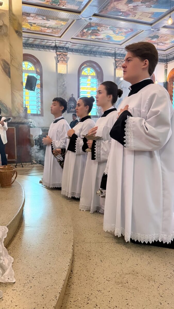 Procissão de Corpus Christi reúne fiéis no Centro de Nova Veneza